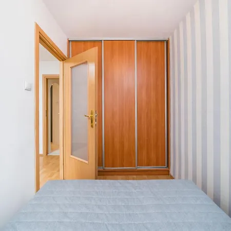 Cozy Railway Corner In - By Upstairs Daire
